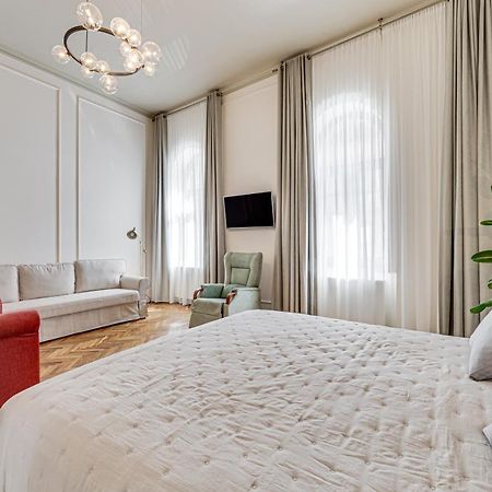 Central Family Apartment Arad Bagian luar foto