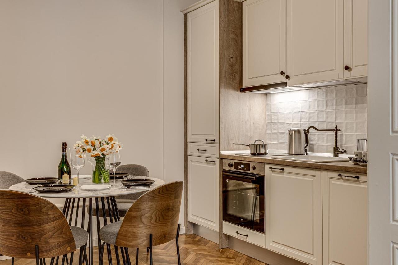 Central Family Apartment Arad Bagian luar foto