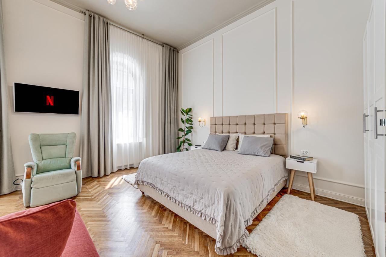 Central Family Apartment Arad Bagian luar foto