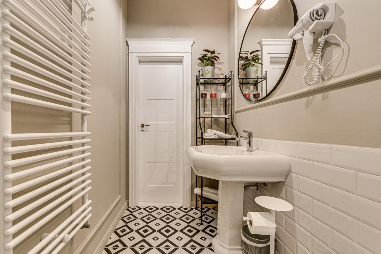 Central Family Apartment Arad Bagian luar foto