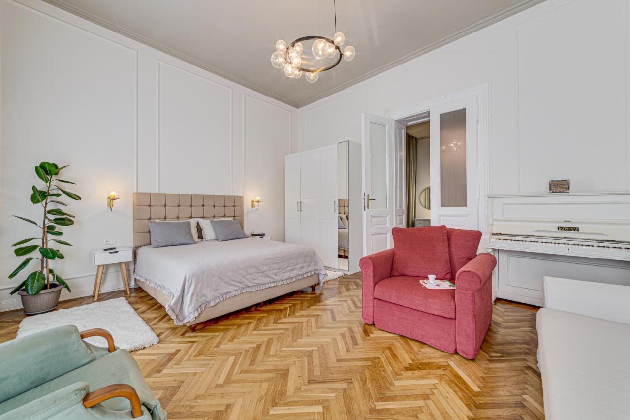 Central Family Apartment Arad Bagian luar foto